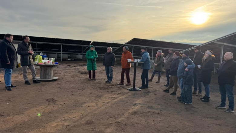 Bei Punsch und Schmalzbroten konnten sich die Interessierten Teilnehmer über die Anlage informieren.