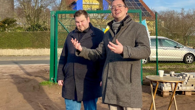 Florian Wehner (jew. rechts) führte die Gäste über die neu errichtete Anlage und gab Einblicke in deren Leistungsfähigkeit