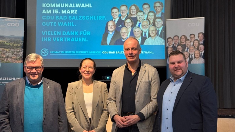 Teilnehmer der Podiumsdiskussion und Alexander Kluge